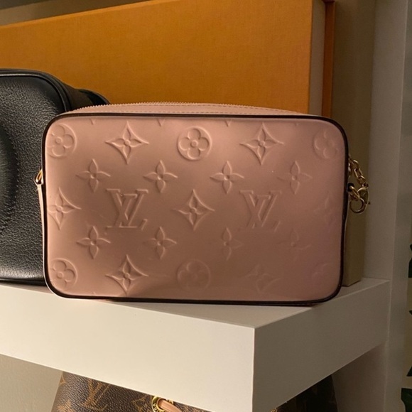 Louis Vuitton Rose Camera Bag - Picture 3 of 12